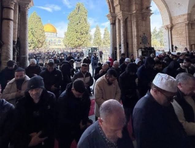 عشرات الآلاف يحيّون الجمعة في الأقصى رغم قيود الاحتلال
