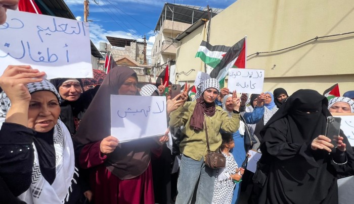 حراك “نساء العزة والكرامة” ينفّذ اعتصاماً أمام مكتب الأونروا في مخيم عين الحلوة رفضاً لتقليص الخدمات